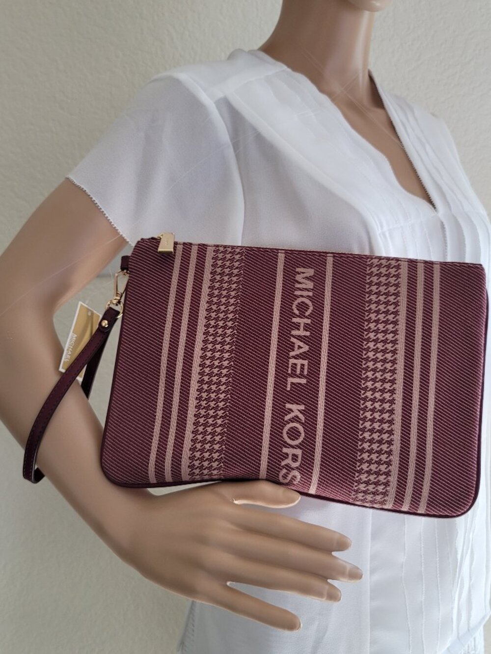 MICHAEL KORS Jet Set Signature Jacquard Large Zip Pouch Wristlet-Dark Berry⭐ - Picture 14 of 15